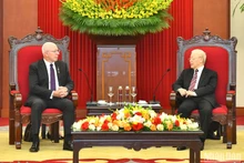 El secretario general del Partido Comunista de Vietnam, Nguyen Phu Trong, y el gobernador general de Australia, David Hurley.