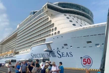 Arriba a provincia vietnamita súper crucero con miles de turistas 