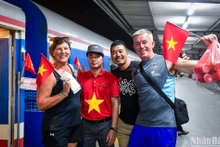 [Foto] Difunden imagen de bandera de Vietnam entre turistas en trenes especiales