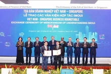 El secretario del Partido Comunista de Vietnam (PCV), To Lam, presencia la ceremonia de entrega de documentos de cooperación entre las organizaciones y empresas de los dos países (Foto: VNA)
