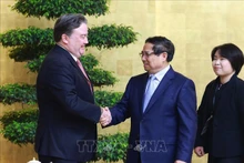 El primer ministro de Vietnam, Pham Minh Chinh (derecha), recibe al embajador estadoundense en Hanói, Marc Evans Knapper (Foto: VNA)