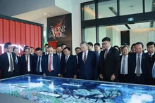 El secretario general del Partido Comunista de Vietnam, To Lam, visita el modelo de puerto Pansir Panjang. (Foto: VNA)
