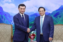 El premier vietnamita, Pham Minh Chinh, recibe al canciller de Uzbekistán, Bakhtiyor Saidov.