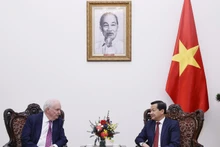 El viceprimer ministro Le Minh Khai y el profesor Thomas Vallely, director del Programa Vietnam en la Universidad estadounidense de Harvard (Foto: baochinhphu.vn)