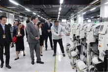 El embajador de Estados Unidos en Vietnam, Marc Knapper (al frente, segundo desde la izquierda), visita un parque industrial en la ciudad portuaria de Hai Phong. (Foto: VNA)