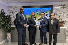Representantes de la Oficina Comercial de Vietnam en Estados Unidos y del Departamento de Comercio del Estado de Maryland tomaron fotografías de recuerdo (Foto:VNA)