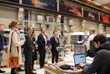 El Embajador Nguyen Van Thao, el ministro-presidente de la región de Valonia, Willy Borsus, y otros delegados visitaron la fábrica de maquinaria para el tratamiento del cáncer de IBA. (Fotografía: VNA)