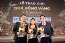 Los delanteros Ho Van Y, Huynh Nhu y Nguyen Van Quyet ganan el Balón de Oro 2022. (Fotografía: Nhan Dan)
