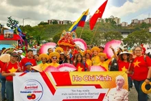 Artistas vietnamitas y venezolanos en el carnaval Caracas. (Fotografía: baoquocte.vn)