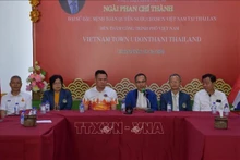 El embajador vietnamita en Tailandia, Phan Chi Thanh, y el alcalde de Udon Thani, Thanadorn Phuttharaksa en la reunión de trabajo sobre el proyecto. (Foto: VNA)