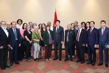 El presidente vietnamita Luong Cuong y los delegados (Foto: VNA)