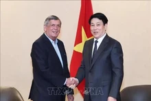 El presidente Luong Cuong (derecha) se reúne con el titular del Partido Comunista de Chile, Lautaro Carmona. (Foto: VNA)