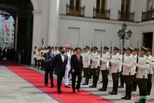El presidente vietnamita, Luong Cuong (derecha), y su homólogo chileno, Gabriel Boric Font, pasan revista a la guardia de honor en Santiago. (Foto: qdnd.vn)