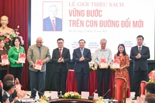 [Foto] Presentan libros "Pasos firmes en el camino de Doi Moi"