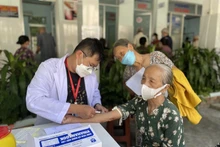 Chequeo de salud para los mayores de edad en Vietnam (Foto: VNA)