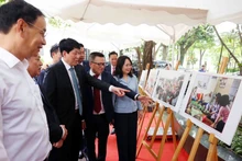 Delegados visitan el exposición 