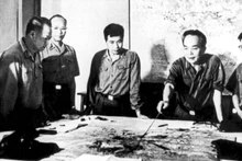 El general Vo Nguyen Giap y sus camaradas de la Comisión Militar Central revisan el plan de combate para la Campaña de Ho Chi Minh (Hanói, abril de 1975). (Foto: VNA)