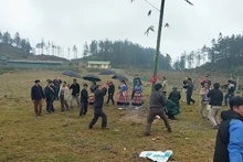 Costumbre de levantamiento de Cay Neu en el festival de Gau Tao, en la aldea de Ta Chai, comuna de Lung Phinh, distrito de Bac Ha.