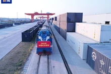 Foto ilustrativa: El primer tren intermodal que transporta mercancías del Tet en 2025 entre los dos países parte de Guangxi. (Foto: CCTV)