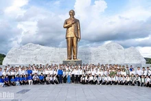 Participantes ofrecen incienso y flores en el Monumento al Presidente Ho Chi Minh en la ciudad de Phu Quoc.
