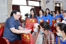 El presidente de la Asamblea Nacional de Vietnam, Vuong Dinh Hue, entrega obsequios a personas pobres en An Giang (Fotografía: VNA)