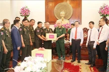 Delegación de la Guardia del Ejército Real de Camboya extiende felicitaciones a autoridades y pobladores de ciudad de Can Tho (Fotografía: VNA)