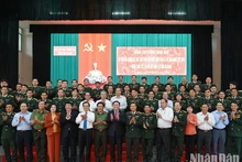 El presidente de la Asamblea Nacional, Vuong Dinh Hue, y oficiales y soldados del Alto Mando Militar de la provincia de An Giang. (Fotografía: VNA)