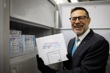 El embajador Andrew Goledzinowski en la ceremonia de entrega de cinco camiones frigoríficos y 4,2 millones de dosis de vacuna contra la COVID-19 del país oceánico a Vietnam, el 10 de octubre de 2022 (Fotografía: Cortesía de la Embajada de Australia en Vietnam).
