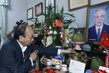 El presidente Nguyen Xuan Phuc ofrece incienso en homenaje a Vo Chi Cong (1912-2011), presidente del Consejo de Estado de 1987 a 1992. (Fotografía: VNA)