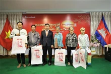 El embajador de Vietnam en Camboya, Nguyen Huy Tang, entrega regalos a las familias. (Fotografía: VNA)