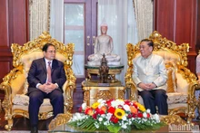 El primer ministro de Vietnam, Pham Minh Chinh (izquierda), y el exsecretario general del Partido Popular Revolucionario y presidente de Laos, Choummaly Sayasone, (Fotografía: Nhat Bac)