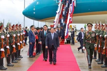 El primer ministro de Vietnam, Pham Minh Chinh, en el Aeropuerto Internacional de Wattay, Vientián