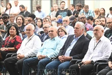 El primer secretario del Comité Central del Partido Comunista de Cuba y presidente de la República, Miguel Díaz-Canel Bermúdez (segundo desde la derecha) en el acto. (Foto: VNA)