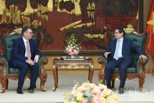 rimer ministro Pham Minh Chinh (derecha) recibe a Charles James Boyd Bowman, director general del proyecto de la Organización Trump en Vietnam (Foto: Nhan Dan)