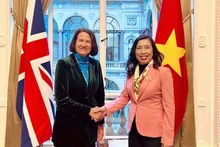 La subsecretaria parlamentaria de Estado en el Ministerio de Asuntos Exteriores, de la Mancomunidad de Naciones y de Desarrollo del Reino Unido, Catherine West, y la viceministra de Relaciones Exteriores de Vietnam, Le Thi Thu Hang. (Foto: VGP)