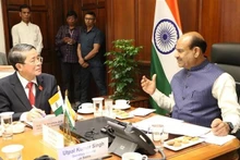 El vicepresidente de la Asamblea Nacional (AN) de Vietnam, Nguyen Duc Hai, con el titular de Lok Sabha (Cámara baja) de ese país, Om Birla. (Foto: VNA)