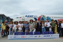 Turistas rusos toman fotos de recuerdo con los delegados que representan a la provincia de Khanh Hoa. (Foto: VNA)