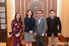 Funcionarios del periódico Nhan Dan se hacen una foto con Ogawa Megumi, jefa de Asuntos Políticos de la Embajada de Japón (Foto: BUI GIANG).