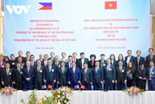 El primer ministro Pham Minh Chinh y el presidente filipino Ferdinand Romualdez Marcos Jr. con empresas de ambos países. (Foto: VOV)
