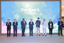 El presidente de la Asamblea Nacional, Vuong Dinh Hue, y los delegados realizaron la ceremonia de inauguración de la exposición. (Foto: VNA)