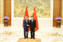 El ministro de Seguridad Pública de Vietnam, To Lam, y su homólogo chino, Wang Xiaohong. (Foto: VNA)