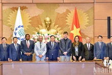 El presidente de la Asamblea Nacional de Vietnam, Vuong Dinh Hue, y los delegados.