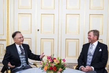 El Rey de Países Bajos, Guillermo Alejandro, recibe al embajador Ngo Huong Nam (izquierda). (Foto: baoquocte.vn)