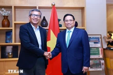 El primer ministro Pham Minh Chinh y Rajesh Kumar Singh, presidente dirigenes de la Corporación Nacional de Desarrollo del Corredor Industrial (Foto: VNA)
