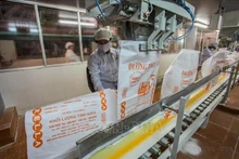 La cadena de envasado de azúcar refinado en la fábrica de KCP Vietnam (una empresa con 100% inversión india), en la provincia de Phu Yen (Foto: VNA)