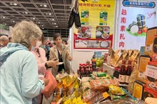 Los visitantes en un stand de Vietnam en la Feria de alimentos vegetarianos de Asia en Hong Kong (China) (Foto: VNA)