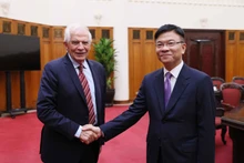 El viceprimer ministro Le Thanh Long (en la derecha) recibe al vicepresidente de la Comisión Europea (CE) y Alto Representante de la Unión Europea (UE) para Asuntos Exteriores y Política de Seguridad, Josep Borrell Fontelles (Foto: VNA)