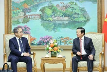 El viceprimer ministro de Vietnam, Tran Hong Ha, y Yamada Takio, asesor de la Cancillería japonesa y embajador encargado de la Iniciativa “Comunidad Asiática de Emisiones Netas Cero” (AZEC) del Gobierno nipón. (Foto: VNA)