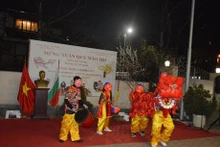 Espectáculo de danza del león para dar la bienvenida al Año Nuevo Lunar 2023 en la Embajada de Vietnam en Bulgaria. (Fotografía: Periódico de la Juventud)