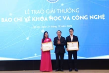 El ministro de Ciencia y Tecnología, Huynh Thanh Dat, entrega los primeros premios a los ganadores.